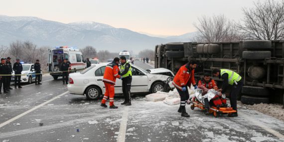Isparta-Burdur-Dostluk-Yolunda-Buzlanma-Kazasi-3-Yarali-gemini