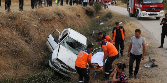 Yalvacta-Otomobil-Sarampole-Devrildi-1-Olu-3-Yarali-gemini