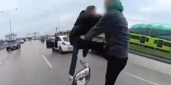 trafikte-tekme-yumruk-kavga-ettiler-ehliyetlerine-el-konuldu