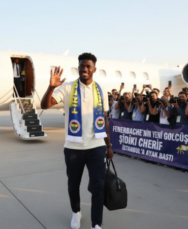 Fenerbahcenin-Yeni-Golcusu-Sidiki-Cherif-Istanbula-Ayak-Basti-gemini