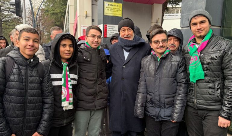 Isparta'da Başkan Başdeğirmen'e Tribünlerden Yoğun İlgi