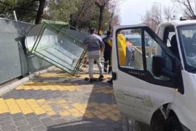 Isparta'da Fırtına Hayatı Felç Etti: Karaağaç'ta Durak Devrildi