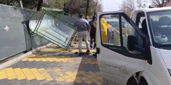 Isparta'da Fırtına Hayatı Felç Etti: Karaağaç'ta Durak Devrildi