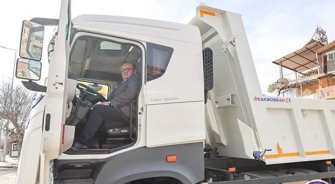 Keçiborlu Belediyesi Araç Filosunu İki Yeni Kamyonla Güçlendirdi