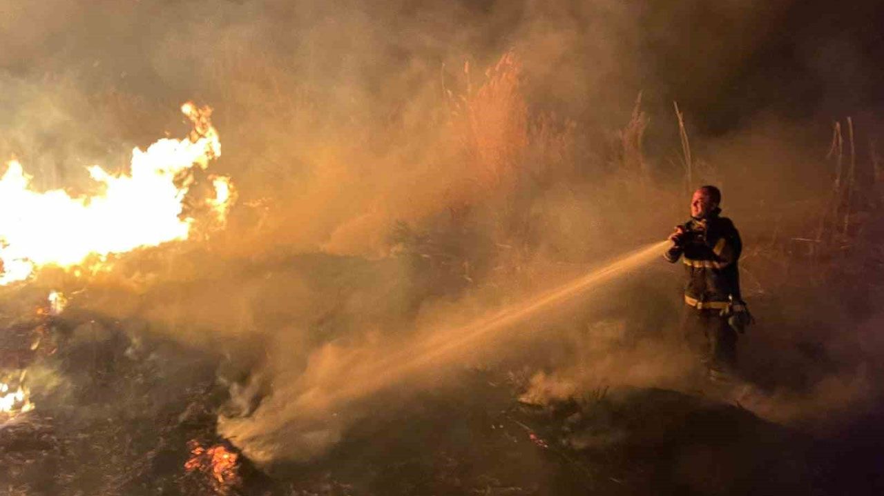 Burdur'da Sazlık Alanda Çıkan Yangın İtfaiyenin Müdahalesiyle Söndürüldü