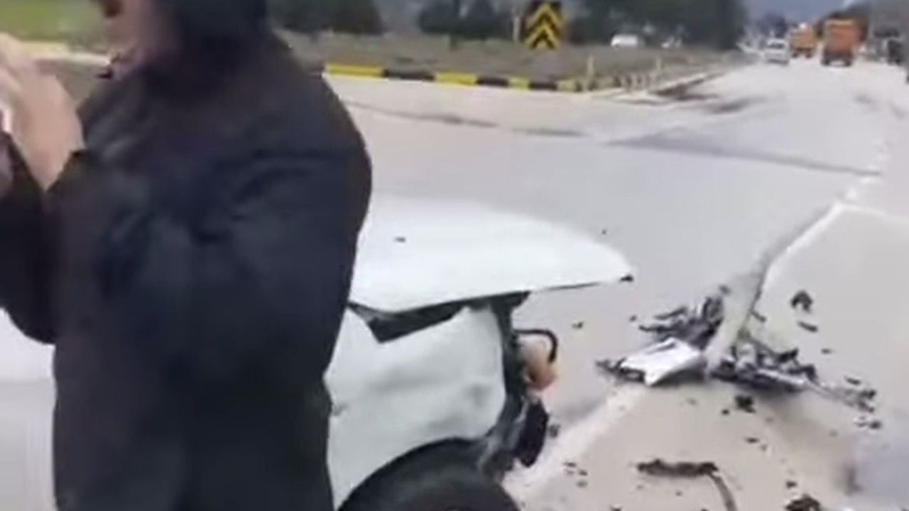 Eğirdir Yolu Atabey Kavşağında Trafik Kazası: 4 Kişi Yaralandı