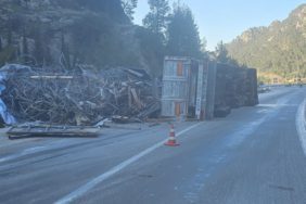 Isparta-Antalya Karayolunda Demir Yüklü Tır Devrildi: 1 Yaralı