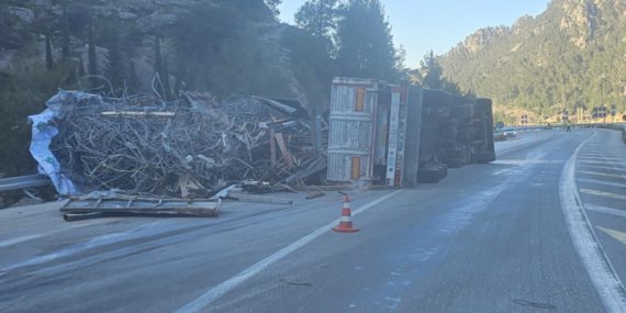 Isparta-Antalya Karayolunda Demir Yüklü Tır Devrildi: 1 Yaralı