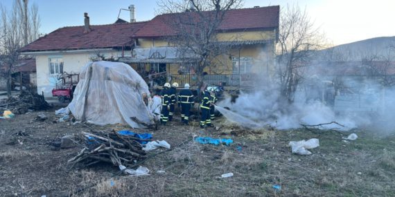Isparta Çünür’de Korkutan Saman Yangını: Ekipler Müdahale Etti