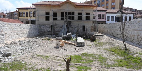 Isparta Damgacı Sokak'ta Sosyal Merkez Beyaz Ev Yükseliyor