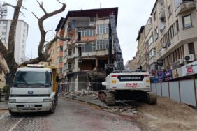 Isparta'da Yan Yatan Riskli Binanın Kontrollü Yıkımı Başladı