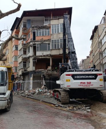 Isparta'da Yan Yatan Riskli Binanın Kontrollü Yıkımı Başladı