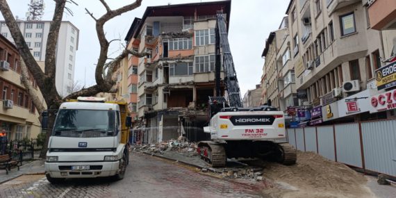 Isparta'da Yan Yatan Riskli Binanın Kontrollü Yıkımı Başladı