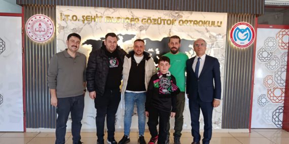 Ispartaspor 32 Gençlik Grubundan Minik Taraftarlara Anlamlı Forma Jesti