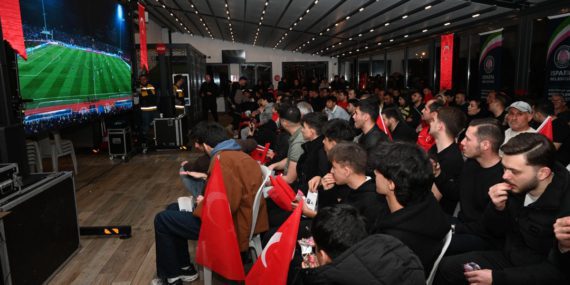 Isparta'da 24 Yıl Sonra Gelen Dünya Kupası Zaferi Dev Ekranda İzlendi